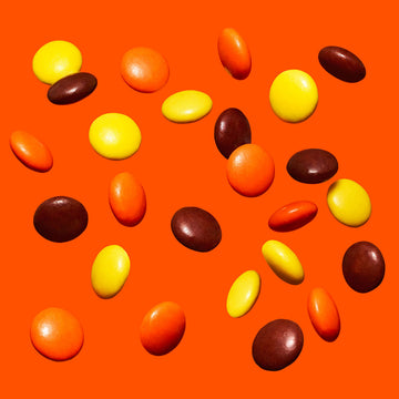 REESE'S PIECES Peanut Butter Candy Bulk Bag, Crunchy Shell, 48 oz - Perfect for Snacking and Sharing