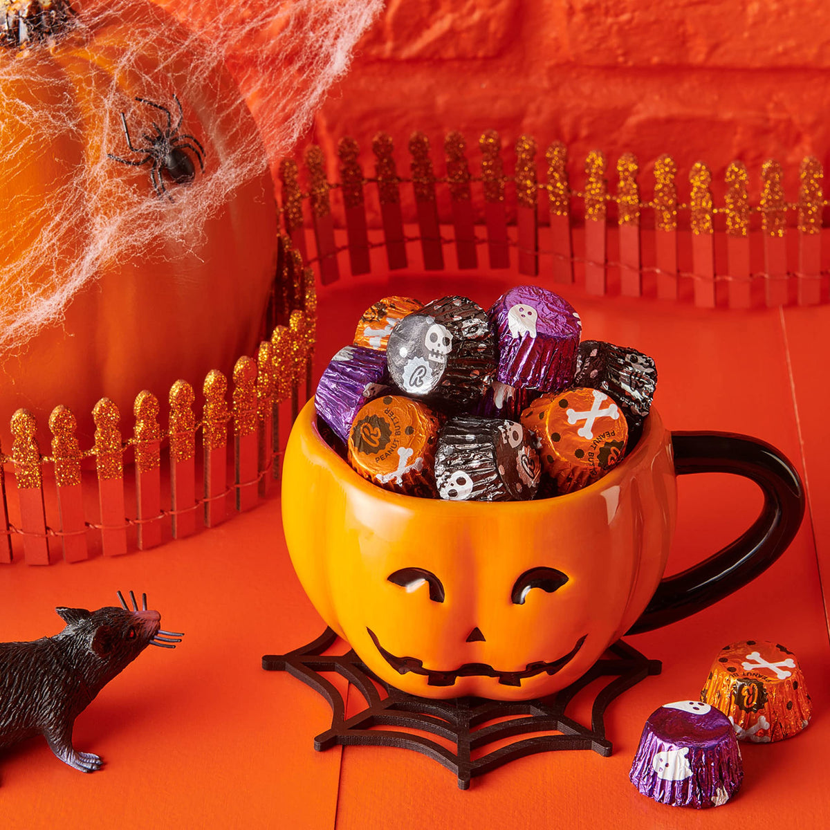 REESES Miniatures Milk Chocolate Peanut Butter Cups, Halloween Candy Bulk Bag, 31 oz